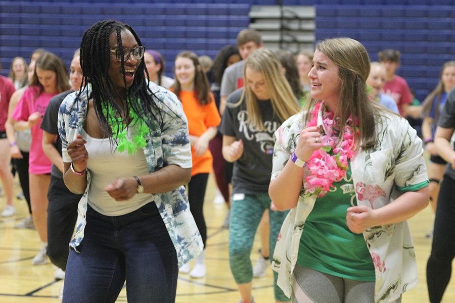 Sophomores Anna Paden and Ashely Grega dance during Zumba. 