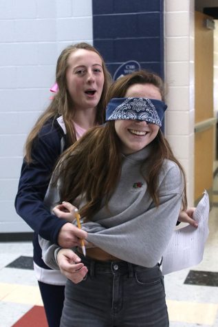 Psychology students participate in blindfold project – Mill Valley