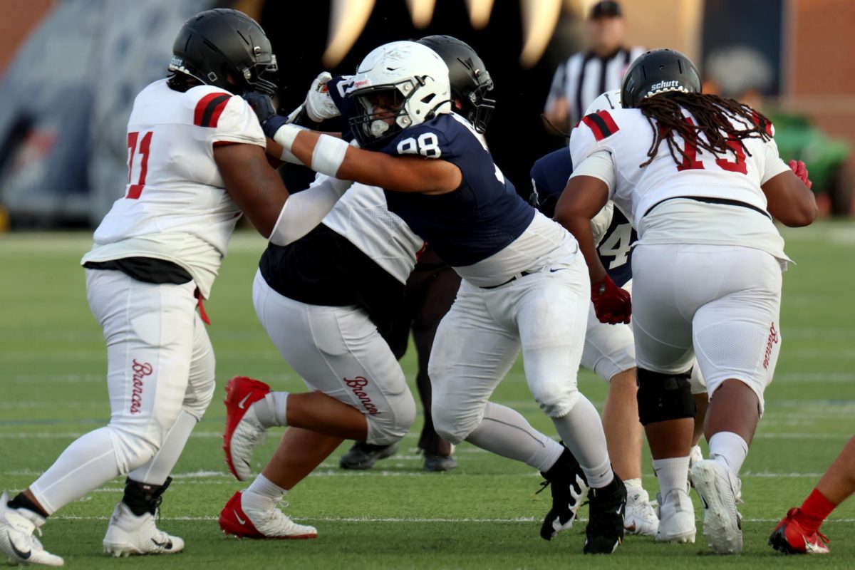 Junior Jackson Lucht blocks the opponent.