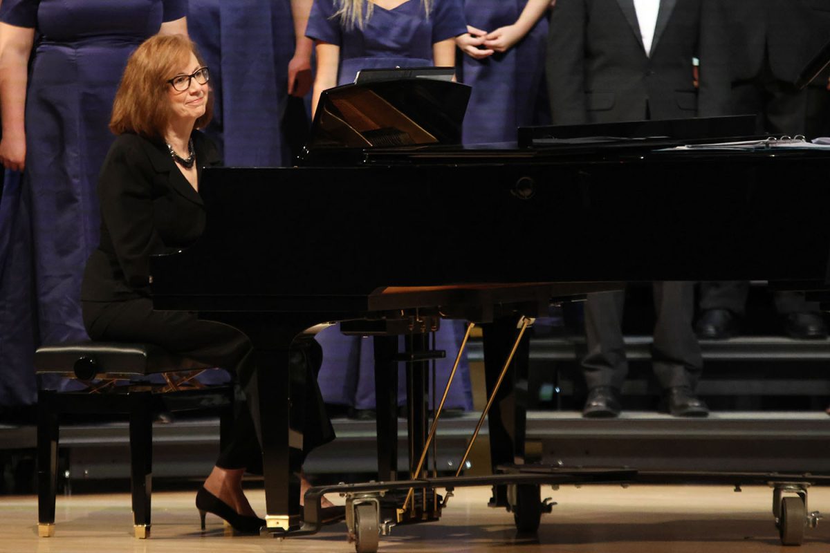 Admiring the crowd, pianist Cindy Rhodes flashes a smile. 